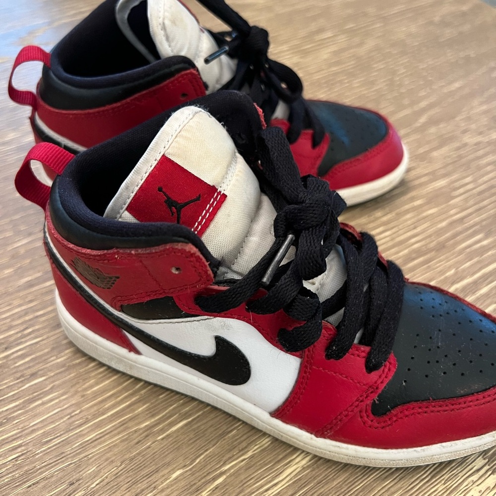 Boys Jordan 1 Mid Chicagos
